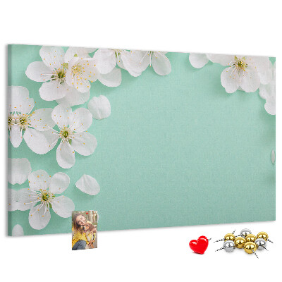 Tablero de corcho decorativo con motivos florales sobre fondo pastel