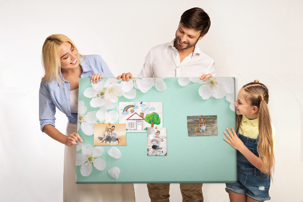 Tablero de corcho decorativo con motivos florales sobre fondo pastel