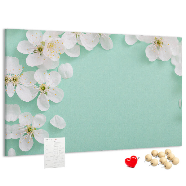 Tablero de corcho decorativo con motivos florales sobre fondo pastel