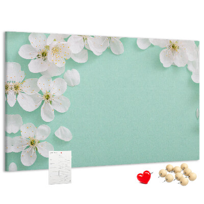Tablero de corcho decorativo con motivos florales sobre fondo pastel