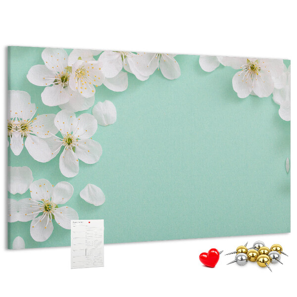 Tablero de corcho decorativo con motivos florales sobre fondo pastel