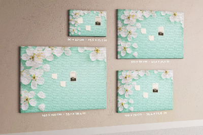 Tablero de corcho decorativo con motivos florales sobre fondo pastel