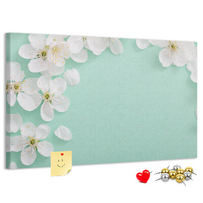 Tablero de corcho decorativo con motivos florales sobre fondo pastel