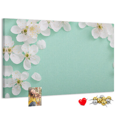 Tablero de corcho decorativo con motivos florales sobre fondo pastel