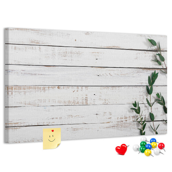 Tablero de anuncios de madera rústica con ramas verdes