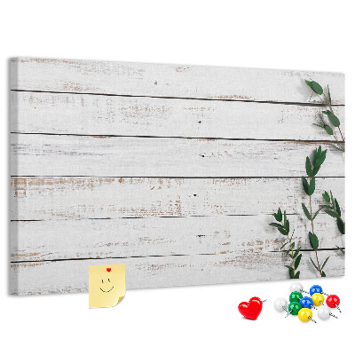 Tablero de anuncios de madera rústica con ramas verdes