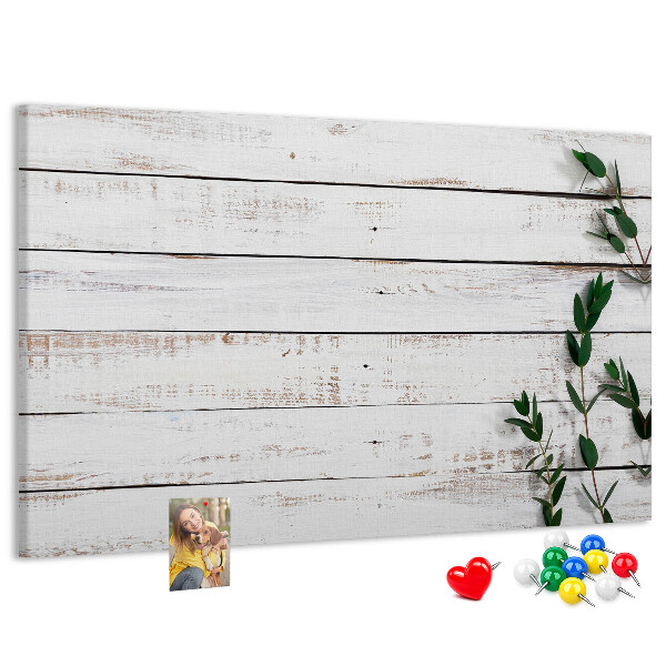 Tablero de anuncios de madera rústica con ramas verdes