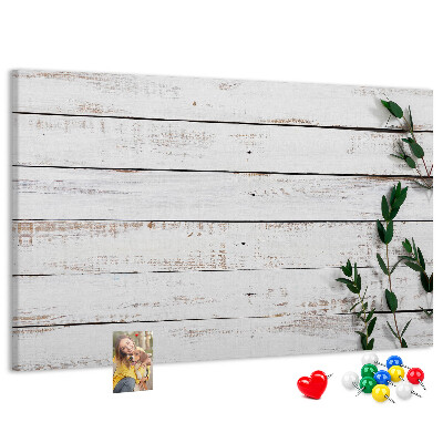 Tablero de anuncios de madera rústica con ramas verdes