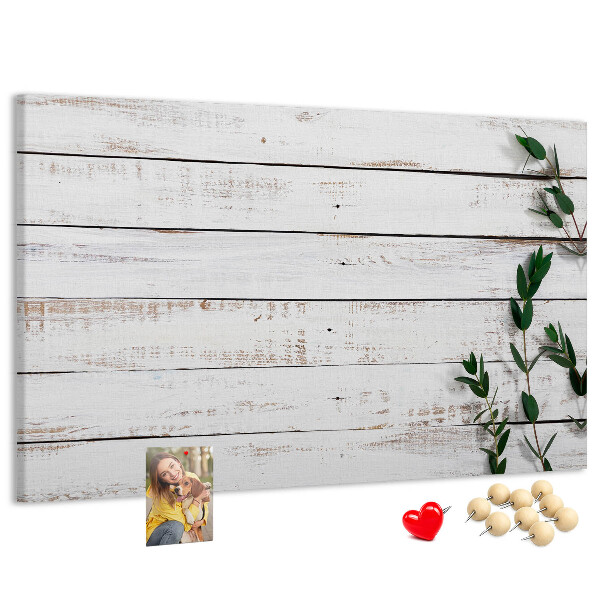 Tablero de anuncios de madera rústica con ramas verdes