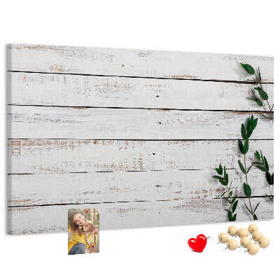 Tablero de anuncios de madera rústica con ramas verdes