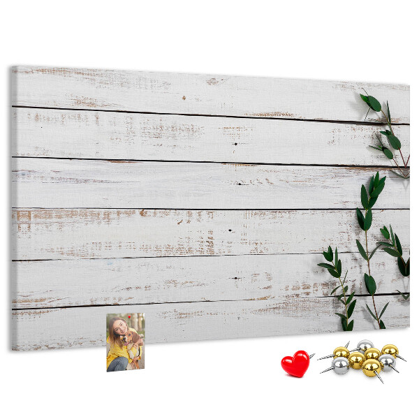 Tablero de anuncios de madera rústica con ramas verdes