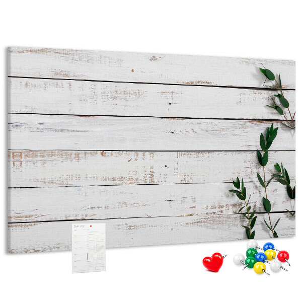 Tablero de anuncios de madera rústica con ramas verdes
