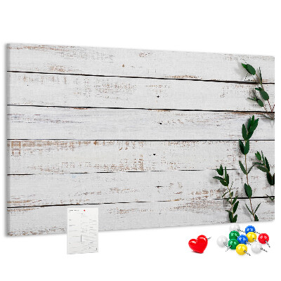 Tablero de anuncios de madera rústica con ramas verdes
