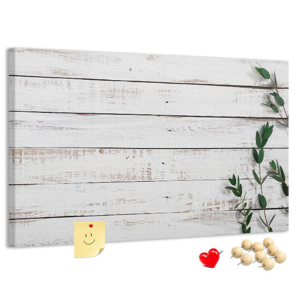 Tablero de anuncios de madera rústica con ramas verdes