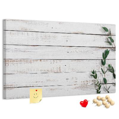 Tablero de anuncios de madera rústica con ramas verdes
