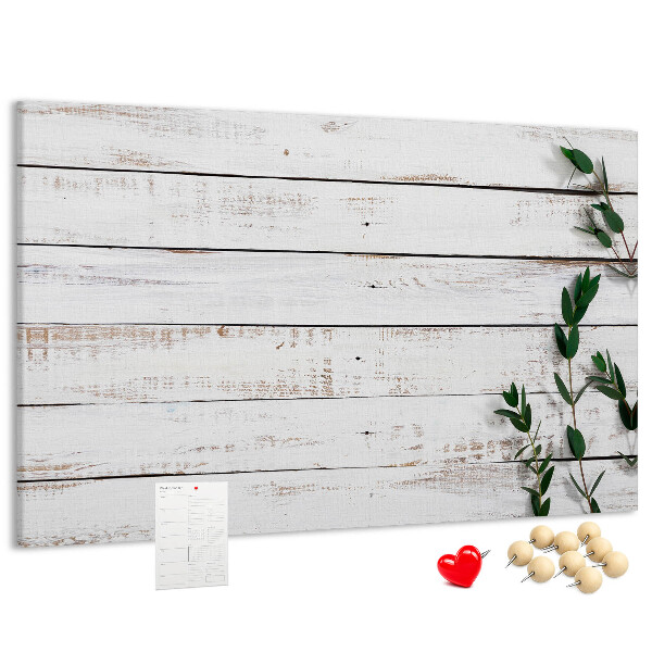 Tablero de anuncios de madera rústica con ramas verdes
