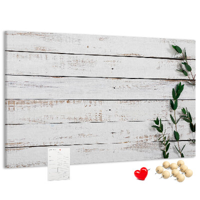 Tablero de anuncios de madera rústica con ramas verdes