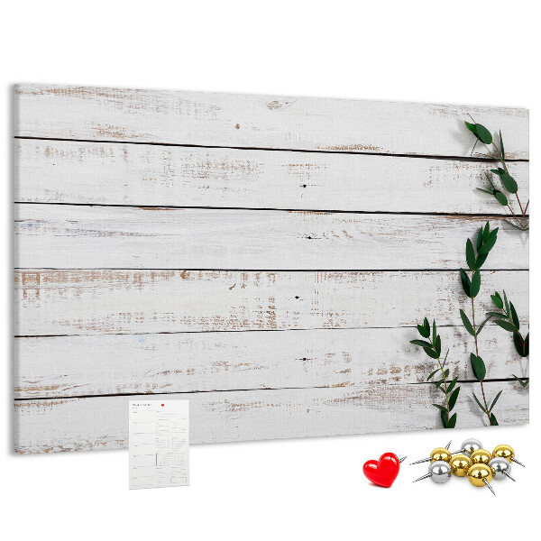 Tablero de anuncios de madera rústica con ramas verdes