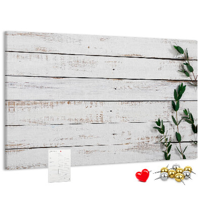 Tablero de anuncios de madera rústica con ramas verdes