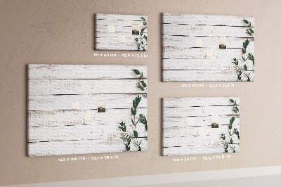 Tablero de anuncios de madera rústica con ramas verdes