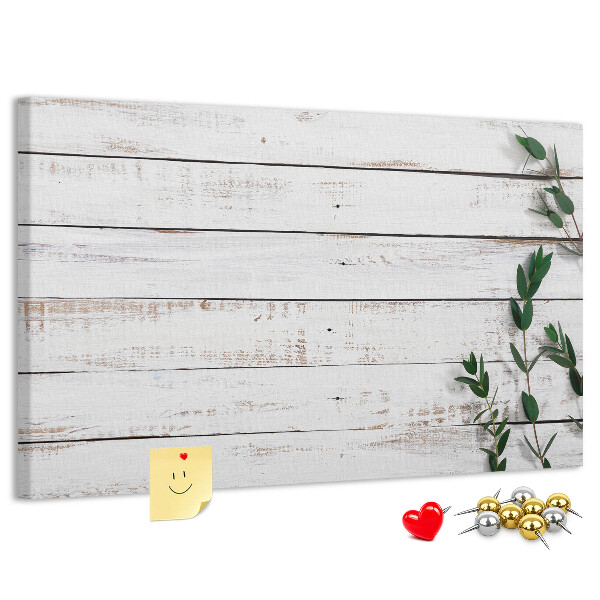 Tablero de anuncios de madera rústica con ramas verdes