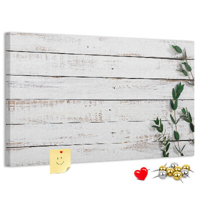 Tablero de anuncios de madera rústica con ramas verdes