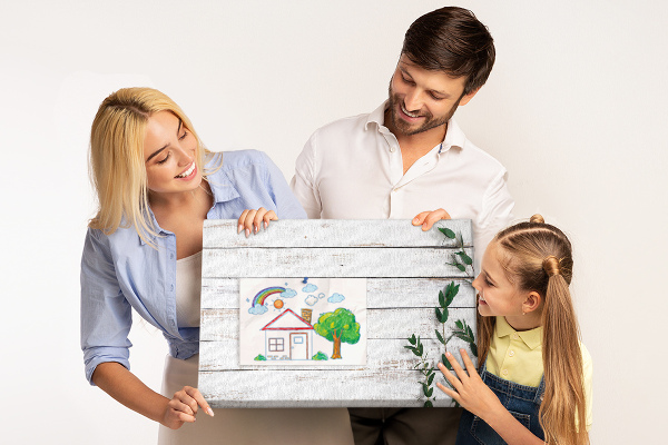 Tablero de anuncios de madera rústica con ramas verdes