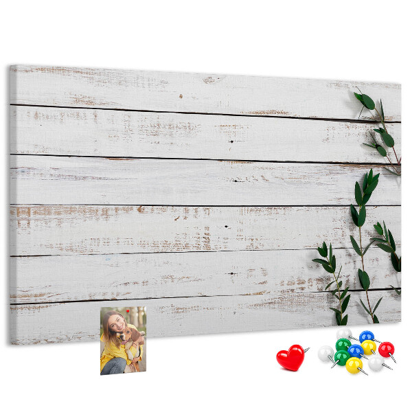 Tablero de anuncios de madera rústica con ramas verdes