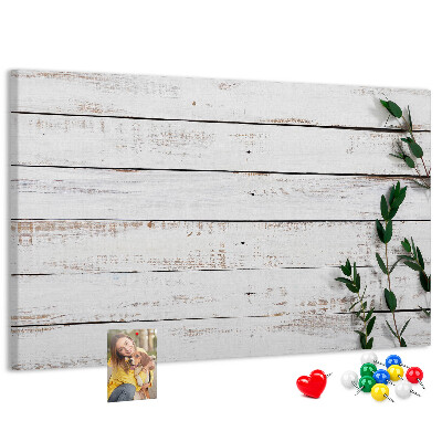 Tablero de anuncios de madera rústica con ramas verdes