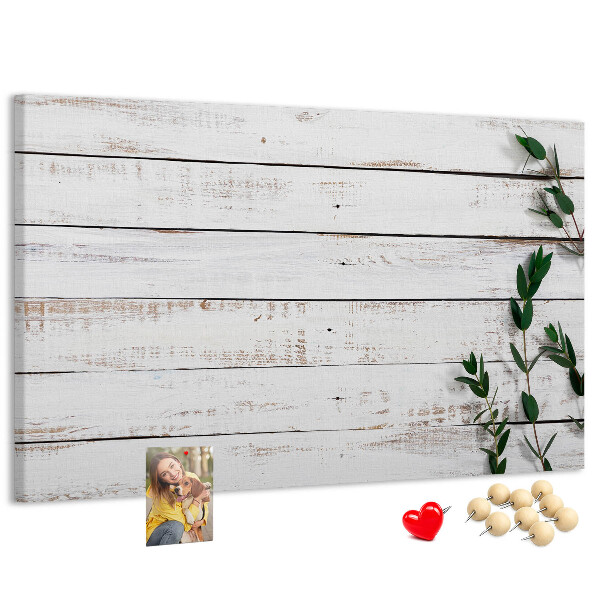 Tablero de anuncios de madera rústica con ramas verdes