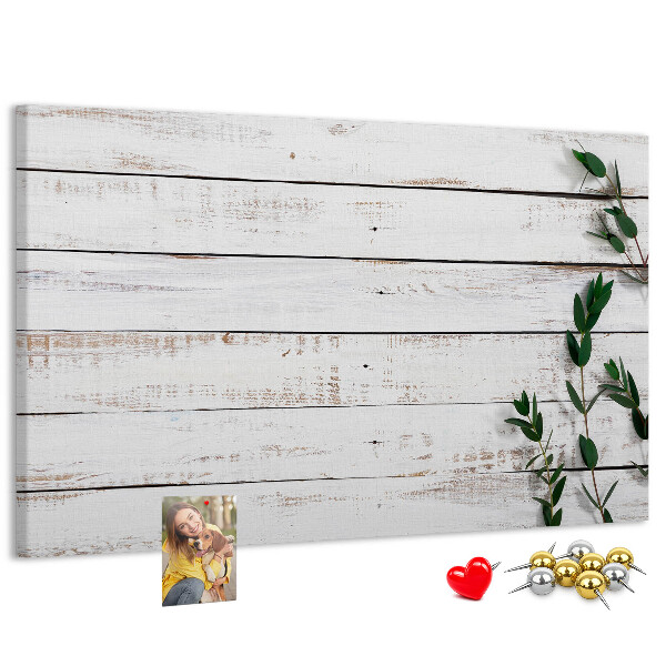 Tablero de anuncios de madera rústica con ramas verdes