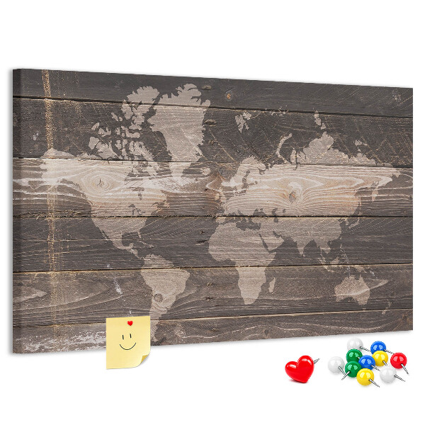 Pizarra de corcho con diseño de mapa del mundo sobre fondo de madera