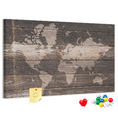 Pizarra de corcho con diseño de mapa del mundo sobre fondo de madera
