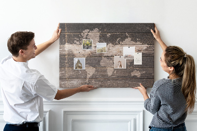 Pizarra de corcho con diseño de mapa del mundo sobre fondo de madera