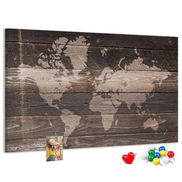 Pizarra de corcho con diseño de mapa del mundo sobre fondo de madera