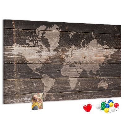 Pizarra de corcho con diseño de mapa del mundo sobre fondo de madera