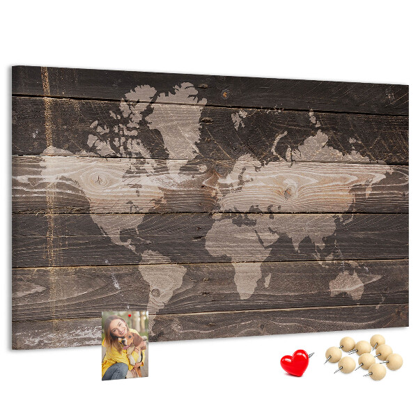 Pizarra de corcho con diseño de mapa del mundo sobre fondo de madera