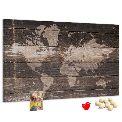 Pizarra de corcho con diseño de mapa del mundo sobre fondo de madera