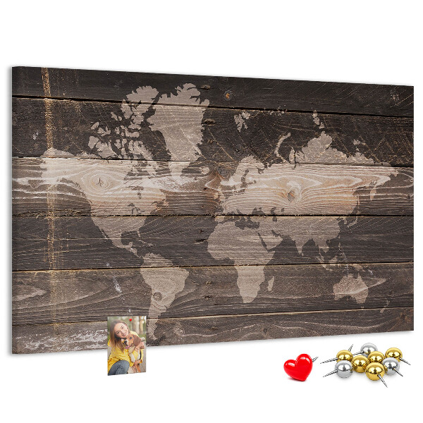 Pizarra de corcho con diseño de mapa del mundo sobre fondo de madera