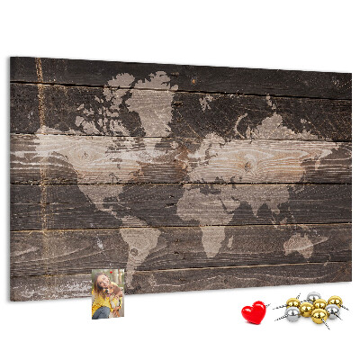 Pizarra de corcho con diseño de mapa del mundo sobre fondo de madera