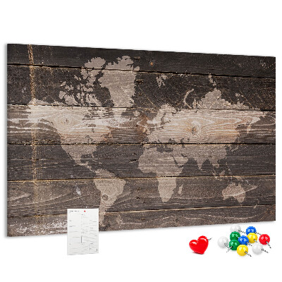 Pizarra de corcho con diseño de mapa del mundo sobre fondo de madera
