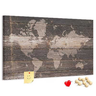 Pizarra de corcho con diseño de mapa del mundo sobre fondo de madera