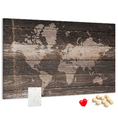 Pizarra de corcho con diseño de mapa del mundo sobre fondo de madera