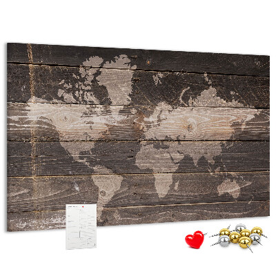 Pizarra de corcho con diseño de mapa del mundo sobre fondo de madera