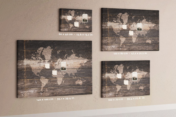 Pizarra de corcho con diseño de mapa del mundo sobre fondo de madera