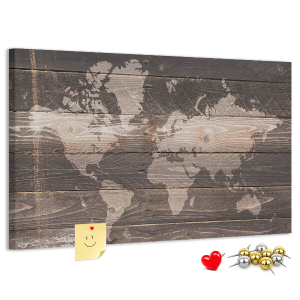 Pizarra de corcho con diseño de mapa del mundo sobre fondo de madera
