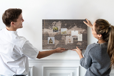 Pizarra de corcho con diseño de mapa del mundo sobre fondo de madera