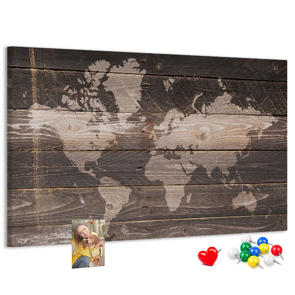 Pizarra de corcho con diseño de mapa del mundo sobre fondo de madera