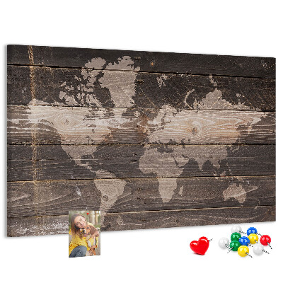 Pizarra de corcho con diseño de mapa del mundo sobre fondo de madera