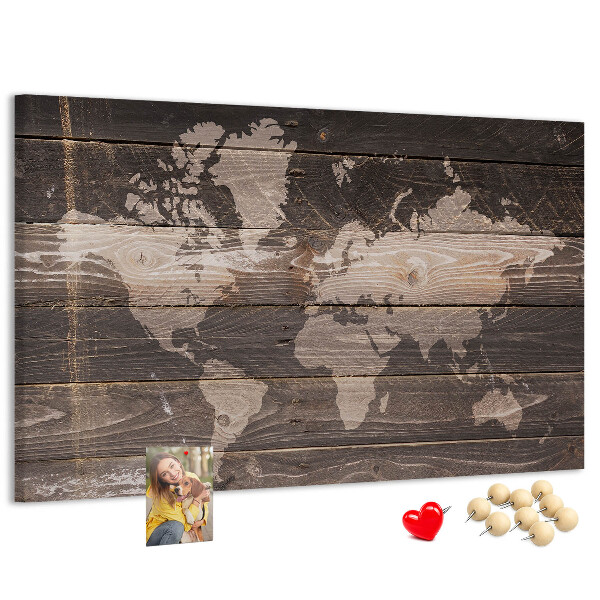 Pizarra de corcho con diseño de mapa del mundo sobre fondo de madera